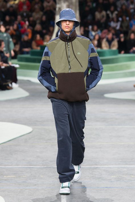 The complete Lacoste Fall 2018 Ready-to-Wear fashion show now on Vogue Runway. Lacoste Outfit, Patchwork Knit, Sporty Street Style, Lacoste Women, Men Fashion Casual Outfits, Fall 2022, Fashion Images, Shop Mens Clothing, Fashion Show Collection