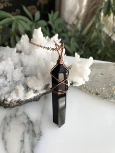 Black Obsidian Cryst Obsidian Jewelry Necklaces, Celebrity Wedding Rings, Minimalist Wedding Jewelry, Crystal Jewelry Diy, Black Obsidian Crystal, Monogram Necklace Gold, Obsidian Jewelry, Obsidian Crystal, Crystal Point Necklace