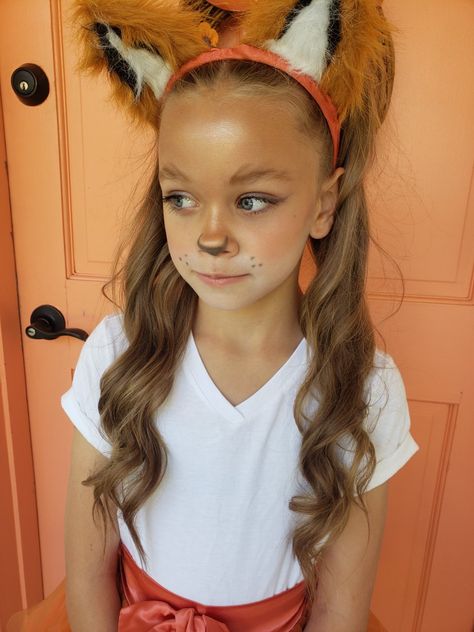 Chipmunk Halloween Makeup, Simple Fox Makeup Halloween, Fox Halloween Makeup For Kids, Kids Wolf Makeup, Fox Nose Makeup, Simple Fox Face Paint, Fox Costume Makeup Simple, Fox Halloween Makeup For Women, Halloween Fox Makeup