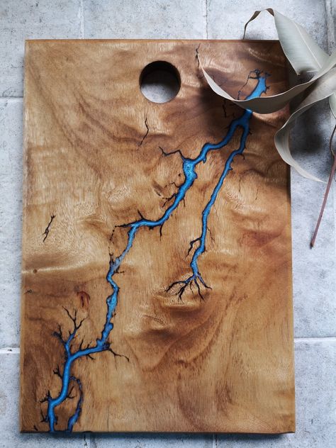 Camphour Cheese Board with Lichtenberg Wood Burning Lichtenberg Wood Burning, Beginner Wood Burning, Natural Wood Decor, Resin And Wood Diy, Wooden Things, Wood Cheese Board, Wood Burning Crafts, Wood Shop Projects, Resin Furniture