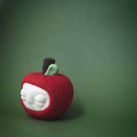 A needle felted wool soft sculpture inspired by the apple from a certain well-known folktale.  *This little apple is soft and lovely to hold but is not a toy!* Felted Fruit, Brain Juice, Kawaii Felt, Felt Sculpture, Felting Tutorial, Felt Fruit, Needle Felting Tutorial, Creepy Stuff, Felting Ideas