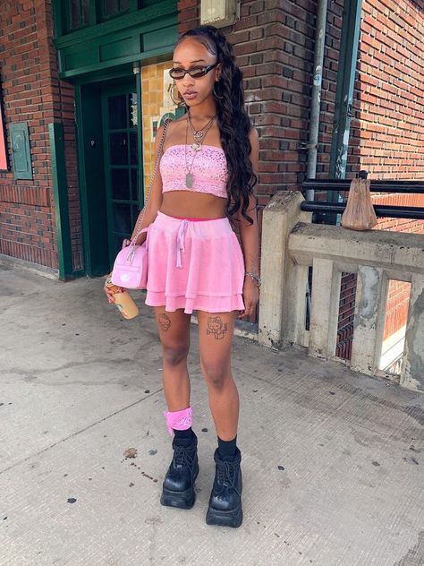 Barbie Inspired Outfits, Soft Aesthetic Outfits, Girl Street Style, Girls Winter Fashion, Miami Outfits, Barbie Inspired, Outfits Black, Alt Fashion, Doc Martens