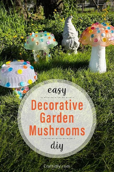 Diy Garden Mushrooms, Diy Solar Lanterns, Stacked Flower Pots, Glassware Garden Art, Glass Bird Feeders, Glassware Crafts, Solar Light Crafts, Fun Summer Crafts, Unique Garden Art