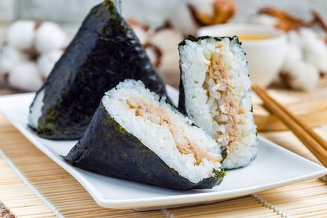 Onigiri AKA Japanese Rice Balls or Rice Triangles Easy Onigiri Recipe, Triangle Kimbap, Onigiri Filling, Onigiri Recipe, Japanese Pickles, Tuna Mayo, Kimbab, Chicken Liver Pate, Rice Ball