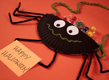 Paper Plate Spider, Homemade Halloween Crafts, Paper Plate Halloween, Halloween Spider Craft, Spider Treats, Halloween Arts, Halloween Party Activities, Halloween School Treats, Halloween Infantil