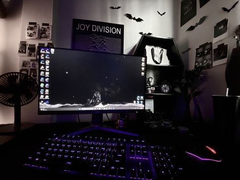 Pastel Goth Pc Setup, Goth Gamer Setup, Goth Pc Setup, Goth Desk Setup, Goth Gamer Room, Goth Setup, Goth Gaming Setup, Artist Setup, Goth Desk