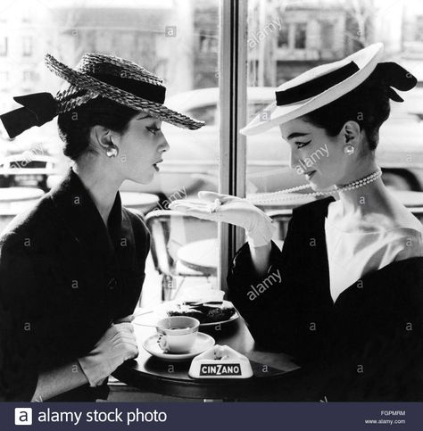 Glamour Vintage, Ladies Who Lunch, German Fashion, Two Ladies, Paris Mode, Vintage Fashion Photography, Pierre Balmain, Moda Vintage, Vintage Glamour