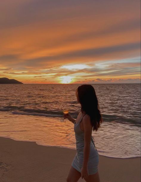 Solo Beach Poses, Sunset Photography People, Swimsuit Poses Ideas, Sunset Photoshoot Ideas, Sunset Beach Pictures, New Mindset, Beach Instagram Pictures, Luxy Hair, Beach Pictures Poses