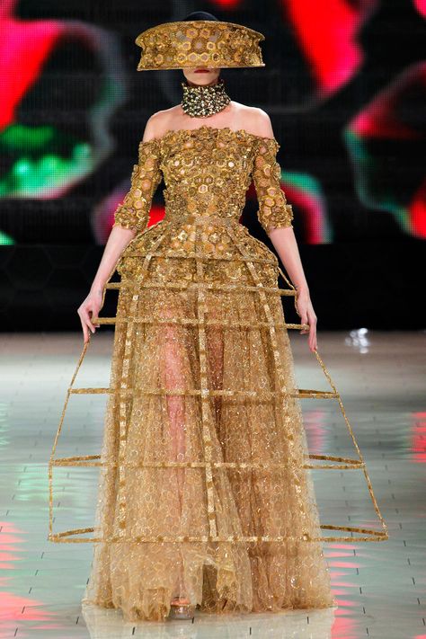 This is a modern take on the cage crinoline. This is from the Alexander McQueen SS 2013 show. It is interesting here that the cage is worn on the outside of the garment. We see the open neckline which is typical of the era's evening wear too. Mcqueen Fashion, Gaun Fashion, Hoop Skirt, Moda Paris, Fashion Week Runway, Fashion Weeks, 여자 패션, Vogue Paris, Fashion History