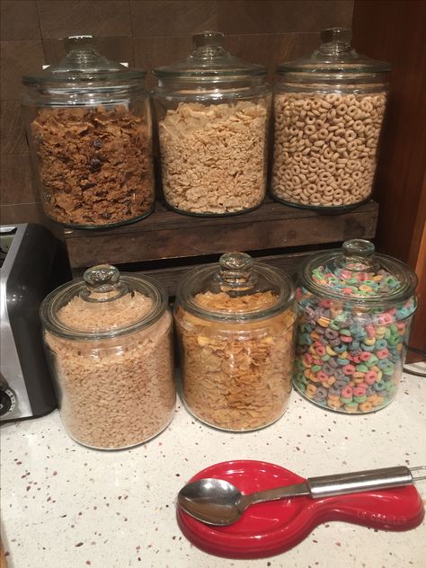 Cereals in glass containers to self serve breakfast Glass Cereal Storage, Cereal Storage Containers, Cereal Pantry, Glass Cookie Jars Display, Cereal Cupboard, Cookie Jars Display, Corn Bar, Bathroom Apothecary, Storage Containers For Pantry