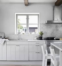 9 Kitchen Window Backsplash Ideas Kitchen Window Backsplash, Kitchen Decor Hobby Lobby, Window Backsplash, Luxury Farmhouse Kitchen, Kitchen Decor Lighting, Small White Kitchens, Red Kitchen Decor, White Kitchen Remodeling, Small Kitchen Island