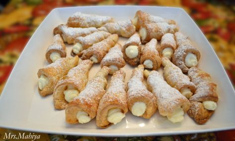 Trubochki, Трубочки, Cream Horns Cream Horns, Dumpling Filling, Around The World Food, Food Writing, Pastry Shop, French Pastries, World Recipes, Everyday Food, No Bake Cookies