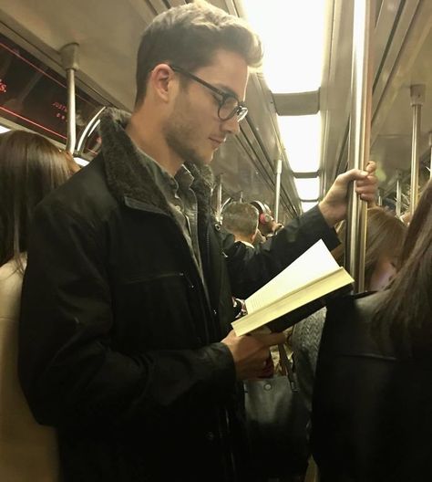 70 Best Posts From The 'Hot Dudes Reading' Instagram Page (New Pics) Man Reading, Guys Read, U Bahn, Books For Boys, Reading A Book, Christian Grey, Dream Guy, Love Reading, Kung Fu