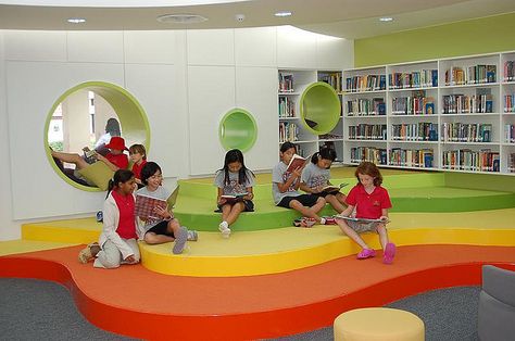 Colorful, relaxing space Futuristic Library, School Library Design, Library Inspiration, Kindergarten Design, Future School, Childrens Library, Elementary Library, School Interior, 21st Century Learning