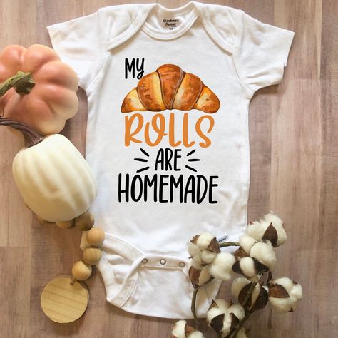 Thanksgiving Onesie Boy, Onesie Ideas, Thanksgiving Onesie, Cricut Decals, Cricut Inspiration, Thanksgiving Photos, Baby Tie, Hippie Baby, Fall Baby Clothes