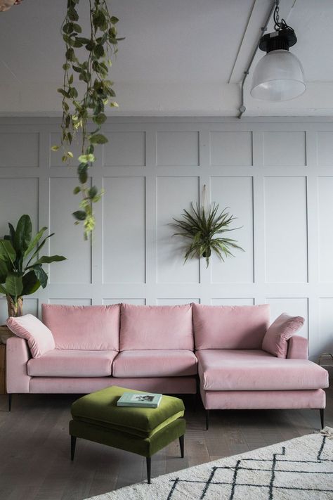 Rosa Sofa, Design Hall, Pink Couch, Contemporary Living Room Design, Salon Suites, Pink Living Room, Pink Sofa, Trendy Living Rooms, Contemporary Interior Design