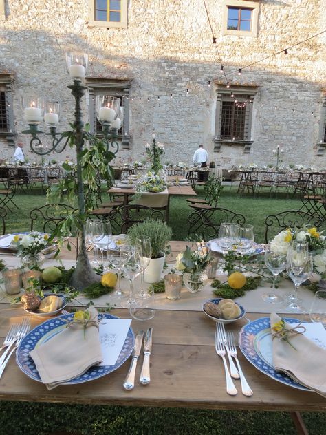 Tuscan Wedding Place Setting, Medditeranean Style Wedding, Small Italian Wedding Aesthetic, Vintage Italian Wedding Aesthetic, Medditeranean Wedding, Small Italian Wedding, Mediterranean Wedding Decor, Syrian Wedding, Italian Backyard