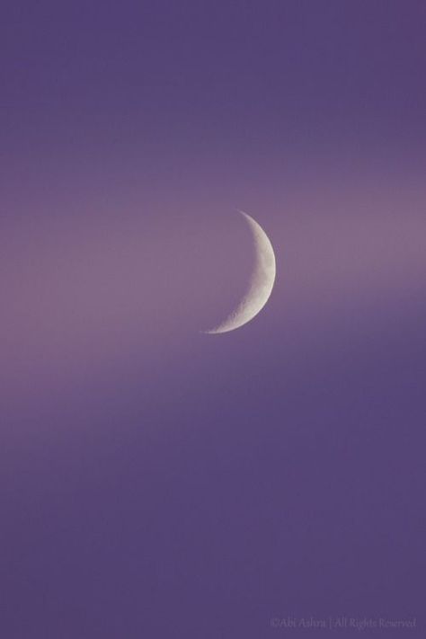 Light Purple Moon Aesthetic, Goddess Luna, Luna Aesthetic, Purple Background Images, Glitter Photography, Purple Moon, Baby Blue Aesthetic, The Moon Is Beautiful, Iphone Wallpaper Vintage