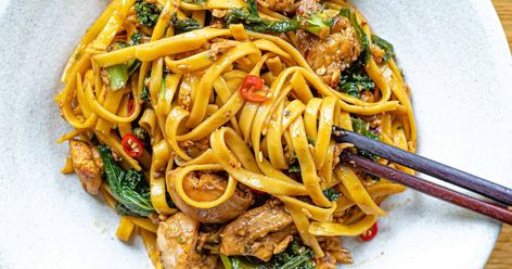 Garlic Chilli Noodles Chilli Noodles, Chilli Garlic Noodles, Stir Fried Noodles, Thai Pad, Pad See Ew, Kale Pasta, Chicken Noodle Recipes, Noodle Dish, Peanut Noodles