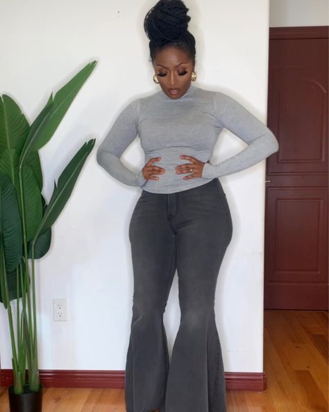 Grey Bell Bottom Jeans Outfit, Black Bell Bottom Outfit, Bell Bottom Jeans Outfit Winter, Bottom Jeans Outfit, Grey Pants Outfit, Bell Bottom Jeans Outfit, Bell Bottoms Outfit, Wide Leg Jeans Outfit, Creative Outfits