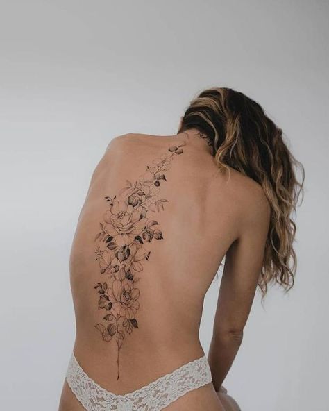 Sweet Tattoos For Women, Girl Spine Tattoos, Black Flowers Tattoo, Beautiful Back Tattoos, Floral Back Tattoos, Tattoos For Women Flowers, Muster Tattoos, Spine Tattoos For Women, Shoulder Tattoos For Women