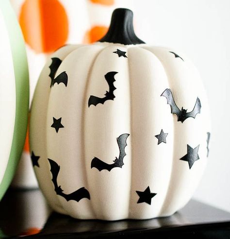 Pumpkins Ideas, Creative Pumpkin Painting, Treats Halloween, Halloween Pumpkin Designs, Halloween Pumpkins Painted, Carte Halloween, Pumpkin Painting Ideas, Ceramic Pumpkin, Painted Pumpkin