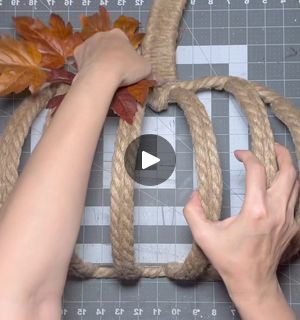 Pumpkin  🤎🧡  Calabaza 🧡🤎 | By IdeasFacebook Pumpkin Frame Wreath Ideas, Dollar Store Pumpkin Wreath, Pumpkin Wreath Ideas, Pumpkin Wreath Form Ideas, Wire Pumpkin Wreath Diy, Diy Pumpkin Wreath, Dollar Tree Pumpkin Wreath, Pumpkin Wreath Tutorial, Rope Wreath Diy