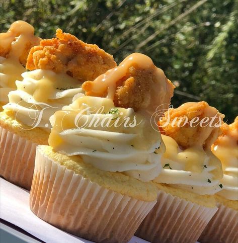 Mashed Potatoes Chicken, Soul Food Catering, Fried Chicken Gravy, Cornbread Chicken, Potatoes Chicken, Catering Food Displays, Food Cupcakes, Soul Food Dinner, Chicken Gravy