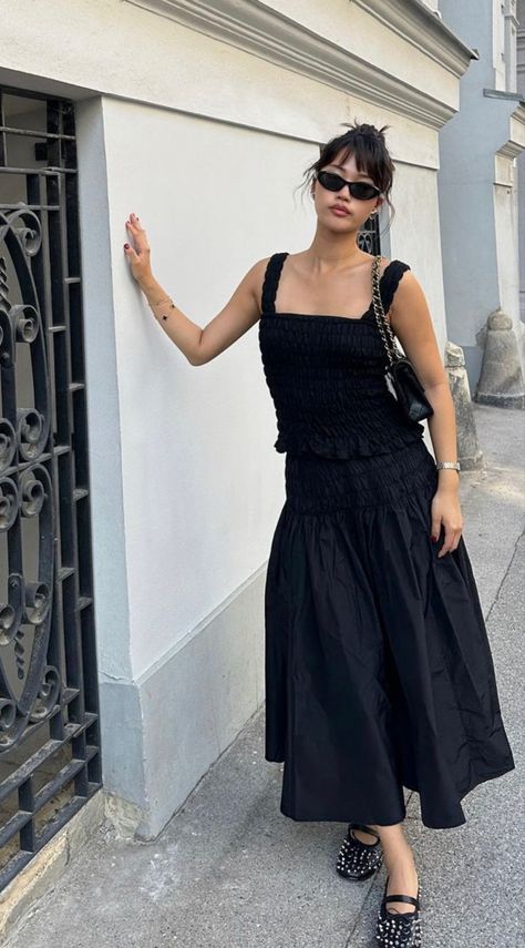 Long Black Tiered Skirt Outfit, Casual Black Tiered Skirt Dress, Chic Black Maxi Dress With Tiered Skirt, Flared Skirt Outfit, Style A Black Skirt, Black Tiered Skirt Outfit, Black Vintage Tiered Skirt, Black Tiered Maxi Skirt With Lined Detail, Tiered Skirt Outfit