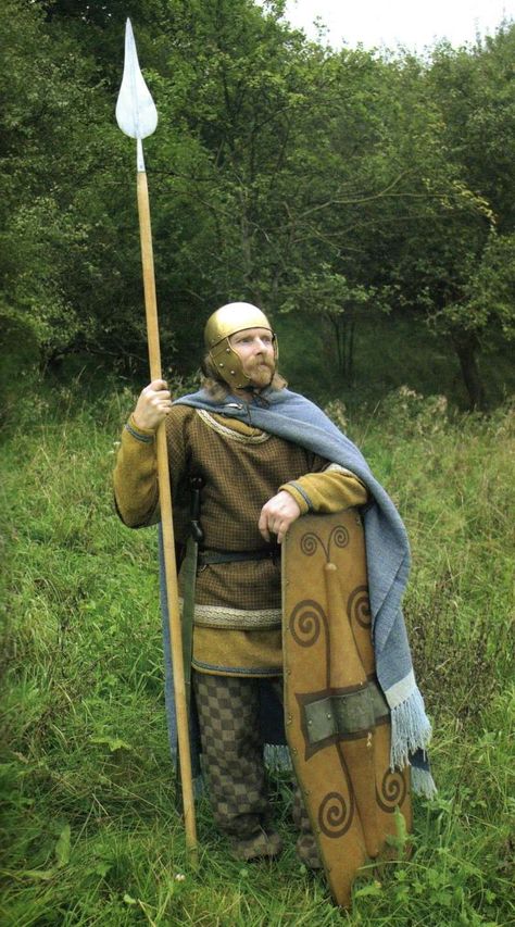 Gaulish Warrior, Celtic History, Celtic Shield, Celtic Clothing, Historical Warriors, Germanic Tribes, Ancient Armor, Celtic Warriors, Ancient Celts