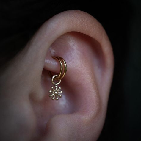 Ways to rock a rook piercing ✨ Check out these rook upgrades we did this past week! The first slide features the Ursula charm with moss agate charm from Junipurr » followed by the gold Dala Plaque 1 from Metier. Both of these charms are styled with 14k gold seam rings from in house jewelry studio with @shopgoodfortune. Room Piercing, Faith Piercing, Junipurr Jewellery, Rock Piercing, Inner Ear Piercing, Jewelry Combos, Piercings Jewelry, Snug Piercing, Earring Stack