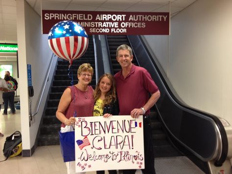 This Welcome poster for Clara from France was made by the host family's last exchange student, Claudia from Italy. How awesome is that? Try this with your current exchange student if you are a multiple-time host family, or plan on hosting again next year! Welcome Poster Airport Foreign Exchange Student, Welcome Sign For Foreign Exchange Student, Welcome Signs For Exchange Students, Airport Welcome Signs Exchange Student, Welcome To Usa Sign Airport, Foreign Exchange Student Welcome Sign, Exchange Student Welcome Sign, Host Family Gifts, Welcome Poster Ideas