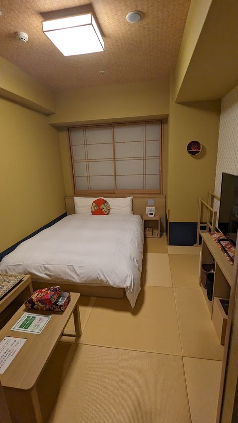 Simple japanese bedroom Japanese Room Minimalist, Room Ideas Japanese Style, Japanese Bedroom Ideas Small Spaces, Japanese Kids Room, Bedroom With Books, Japanese Room Aesthetic, Japanese Bedroom Aesthetic, Japan Bedroom, Japanese Bedroom Ideas