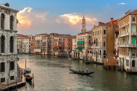 Italy Background Laptop, Greece Horizontal Photo, Italy Laptop Wallpaper, Venice Bridge, Italy Skyline, Italy City, Country Italy, Linkedin Background, Profile Ideas