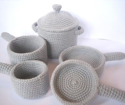 Crocheted cookware by craftyanna, via Flickr Crochet Baby Toys, Crochet Food, Sauce Pan, Crochet Kitchen, Haken Baby, Stock Pot, Creation Couture, Diy Crochet Projects, Yarn Projects