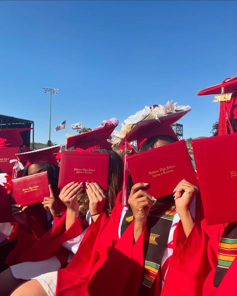 Graduation Graduation Friends Photoshoot, Highschool Graduation Aesthetic, Grad Photo Ideas Highschool, Senior Year Aesthetic, God Did It, Graduation Friends, Graduation Aesthetic, Highschool Graduation, Senior Year Of High School