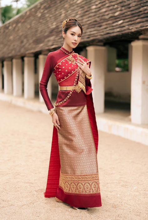 Malaysian Traditional Dress, Malaysian Traditional Clothing, Malaysian Clothes, Malaysian Fashion, Asian Attire, Culture Of Thailand, Thailand National Costume, Thai Fashion, Vip Lounge