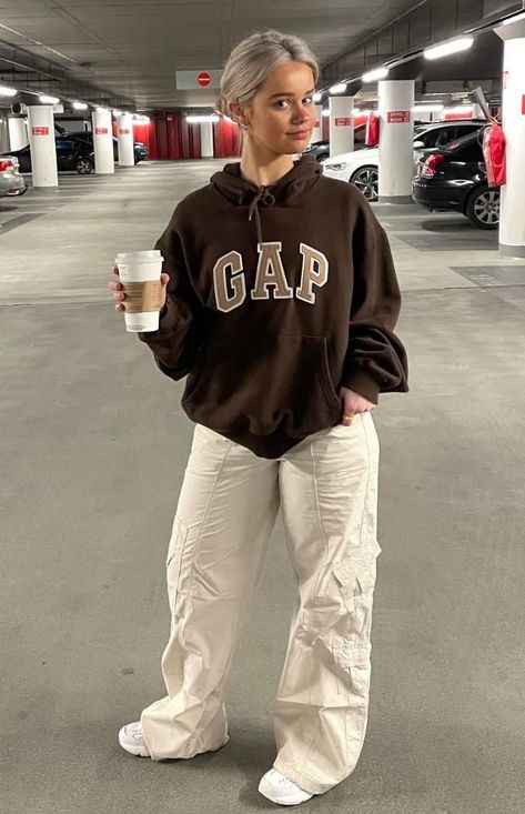 Gap Brown Hoodie, Brown Baggy Jeans, Y2k Fashion Pants, Brown Hoodie Outfit, Oversized Outfit Ideas, Hoodie Outfit Aesthetic, Oversized Sweatshirt Outfit, Oversized Hoodie Outfit, Summer Shopping Outfit