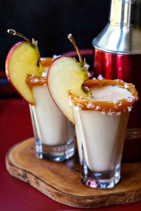 Caramel Apple Shots, Apple Pie Shots, Apple Shots, Fall Drink Recipes, Apple Whiskey, Boozy Milkshake, Caramel Apple Dip, Dessert Shots, Drink Garnishing