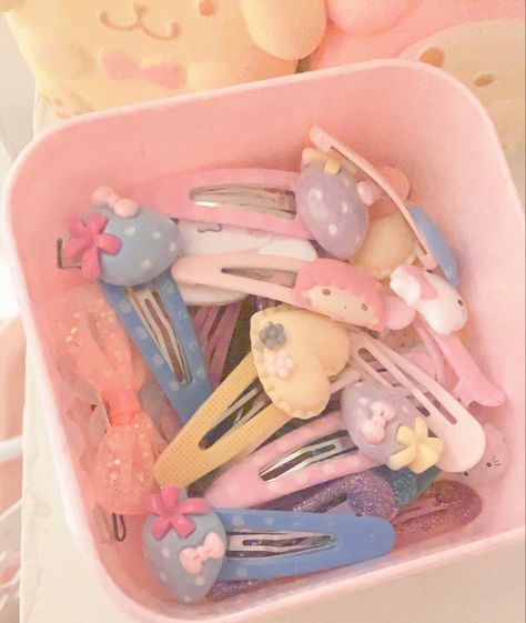 Cute Sanrio Accessories, Sanrio Aesthetic Stuff, Cute Core Jewelry, Kawaiicore Accessories, Cutecore Accessories, Kawaii Hair Clips, Sanrio Accessories, Hello Kit, Kawaii Core