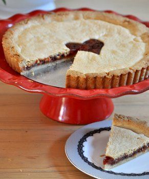 Look at this Guava Tart, plated - using guava paste - this ones a Cuban recipe, but might be close enough to work with Guava Tart, Raspberry Custard Tart, Tropical Fruit Recipes, Raspberry Custard, Cuban Bakery, Cuban Desserts, Guava Recipes, Guava Paste, Cuban Dishes