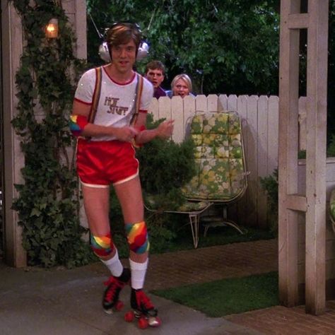 Skater Outfits Men, Disco Outfit Men, That 70s Show Characters, That 70s Show Outfits, That 70s Show Aesthetic, 70s Show Outfits, Show Outfits, Eric Forman, Roller Skating Outfits