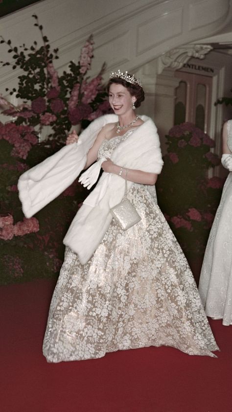 Regina Elisabetta Aesthetic, Queen Elizabeth White Dress, Queen Elizabeth Ii Dresses, Elizabeth Queen Of England, Ratu Elizabeth, Queen Elizabeth Photos, Young Queen Elizabeth, Rainha Elizabeth Ii, English Royal Family