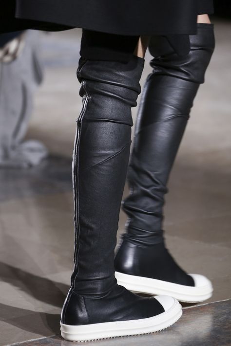 THIGH HIGH SNEAKER BOOTS #RickOwensHighboots #Runway #FashionweekFall2014 Thigh High Boots Outfit Winter, Rick Owens Shoes Outfit, Black Knee High Boots Outfit, Rick Owens Outfit, Rick Owens Boots, Black And White Boots, Rick Owens Shoes, Rick Owens Sneakers, Winter Boots Outfits