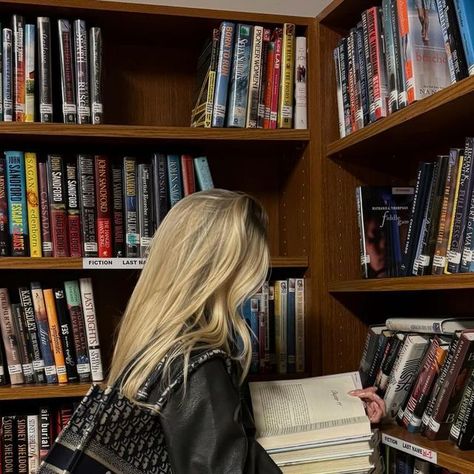 Book Lovers Book Aesthetic, Booktok Girl Aesthetic, Book Worms Aesthetic, Book Worm Aesthetic, Read Books Aesthetic, Books Aesthetic Reading, Book Reading Aesthetic, Olivia Aesthetic, Reading Book Aesthetic