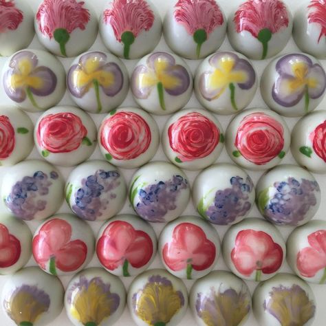 Chocolate Bonbons Design, Chocolate Bonbons Packaging, Chocolate Molds Recipe, Bonbon Chocolate, Chocolate Balls Recipe, Macaron Dessert, Painted Chocolate, Chocolate Bar Design, Dessert Bakery