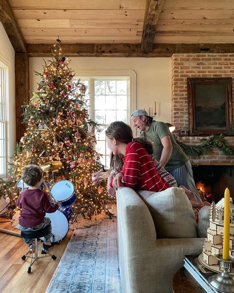 Joanna Gaines on Twitter: "Merry Christmas! 🥁😳🎧… " Stile Joanna Gaines, Joanna Gaines Christmas, Fixer Upper Living Room, Chip Gaines, Fireplace Redo, Living Room Rustic, Rustic Fireplace, Rustic Fireplaces, Chip And Joanna Gaines