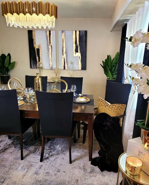 Dining Table Decor Black And White, Black Gold And White Dinning Room, Black White And Gold Dining Room, Gold Dining Room Decor, Black Gold Dining Room, Black And Gold Dining Room, Art Gallery Interior Design, White Dinning Room, Gallery Interior Design