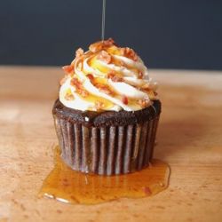 Cupcakes for Men | Manly & Butch Cake Recipes and Flavor Ideas Bacon Cupcakes, Bacon Dishes, Cupcakes For Men, Maple Frosting, Chocolate Bacon, Cupcake Flavors, Maple Bacon, Köstliche Desserts, Yummy Cupcakes