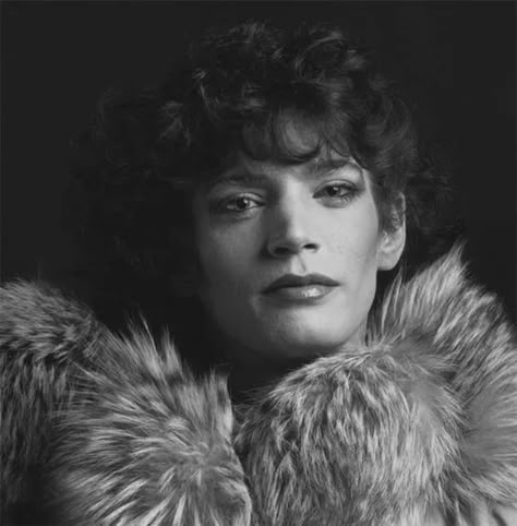 Robert Mapplethorpe: Five Self-Portraits and a Legacy without Price - Vin de Vie Wine of Life Mapplethorpe Photography, Robert Mapplethorpe Photography, Portraits Male, Hbo Documentaries, David Lachapelle, Edward Steichen, Irving Penn, Diane Arbus, Still Life Images